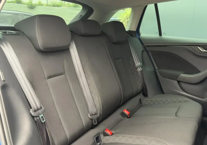 Vue intérieure côté droit des sièges arrière noirs de la SKODA SCALA TSI 110 DSG Ambition 2024 en Bleu Energy.