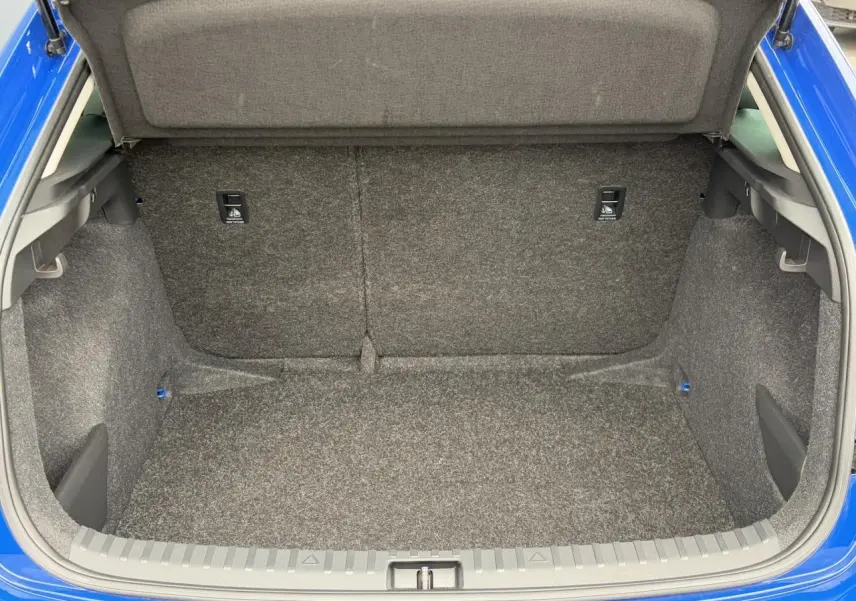 Coffre ouvert vu de l'arrière d'une Skoda Scala TSI 110 DSG Ambition bleu Energy, intérieur gris textile.