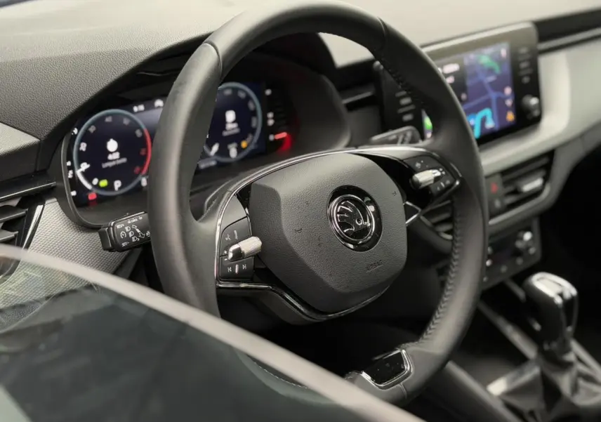 Vue rapprochée du volant cuir multifonctions et du tableau de bord numérique de la Skoda Scala TSI 110 DSG Ambition.