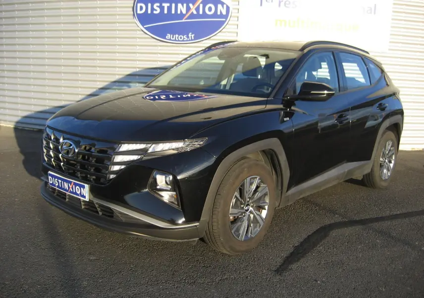 Hyundai Tucson noir 2022 en 3/4 avant droit, avec calandre distinctive et jantes alliage visibles.