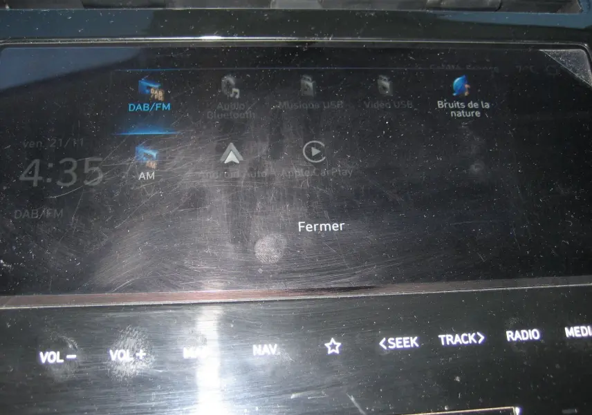 Écran tactile du système multimédia du Hyundai Tucson noir, affichant les options radio et navigation.