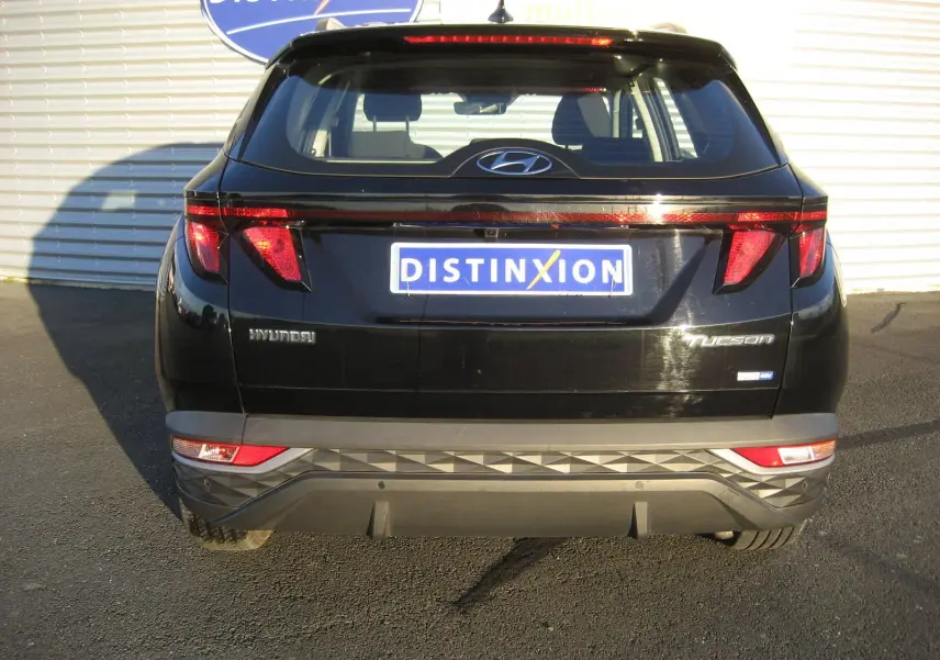 Vue arrière d'un Hyundai Tucson noir 2022 avec feux arrière LED et logo distinctif sur le hayon.