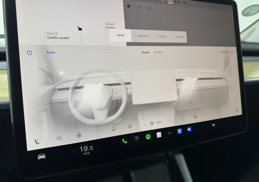 Écran tactile central de 15 pouces affichant le tableau de bord numérique du Tesla Model Y blanc, version 2022.