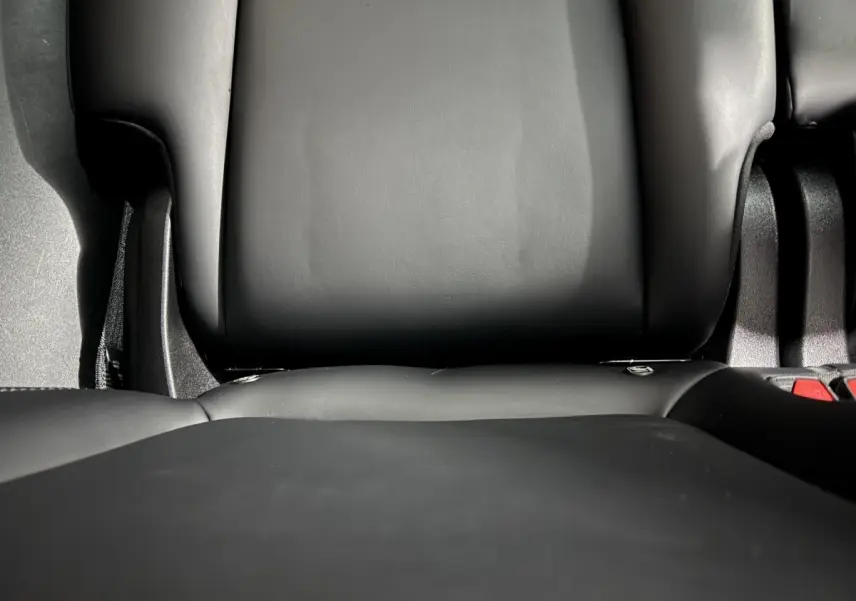 Gros plan sur la banquette arrière en cuir noir du Tesla Model Y Grand Autonomie 2022.