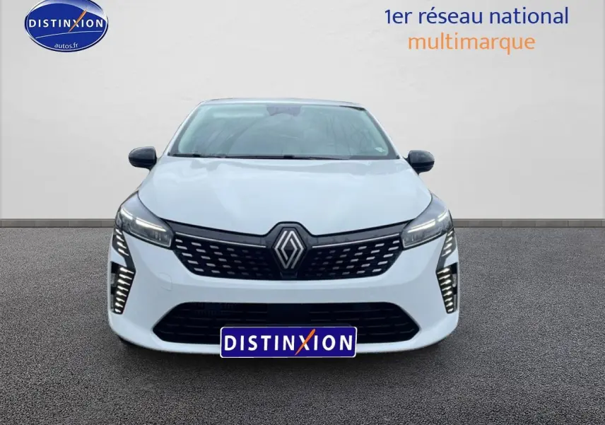 Vue avant d'une Renault Clio V blanche avec calandre noire et feux diurnes à LED verticaux.