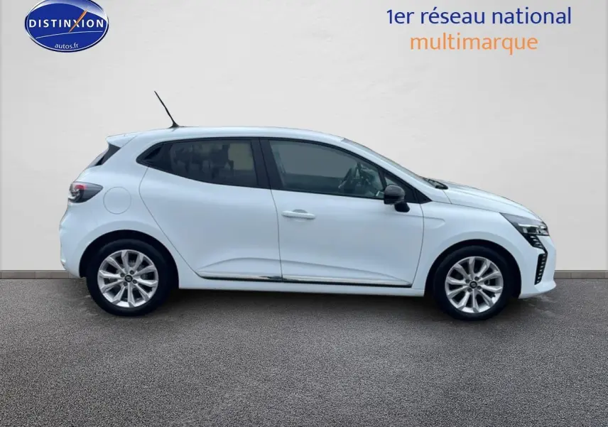 Profil côté droit de la Renault Clio V blanche 2025 avec jantes alliage et vitres teintées sur fond neutre.