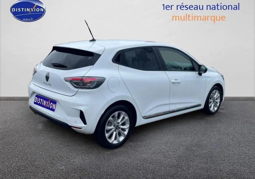 Renault Clio V blanche vue 3/4 arrière droit, avec feux arrière LED et vitres teintées.
