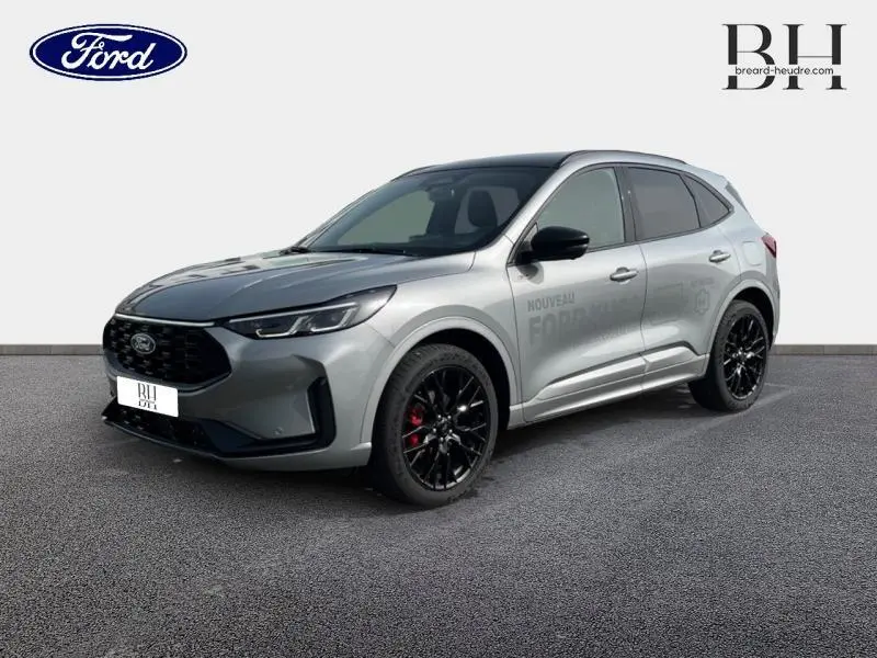 Vue 3/4 avant droite du Ford Kuga 2026 gris Solar métallisé avec jantes noires et détails noirs contrastants.