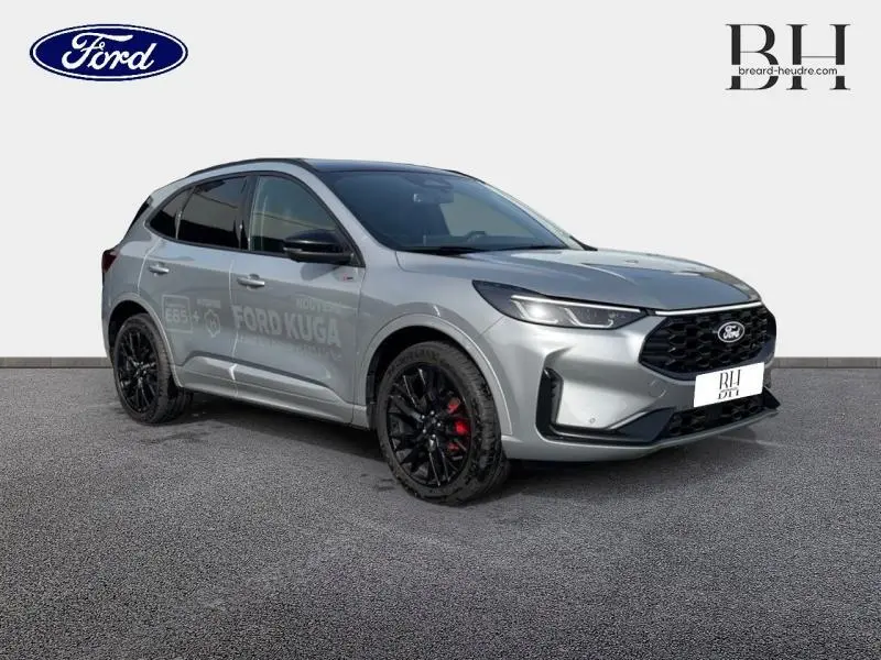 Ford Kuga gris Solar métallisé en 3/4 avant droit avec jantes noires et étriers de frein rouges visibles.