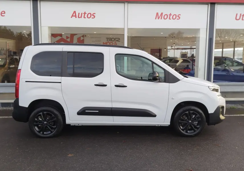 Vue de profil droit du Citroën Berlingo Kaolin White 2025 avec jantes noires et vitres teintées.