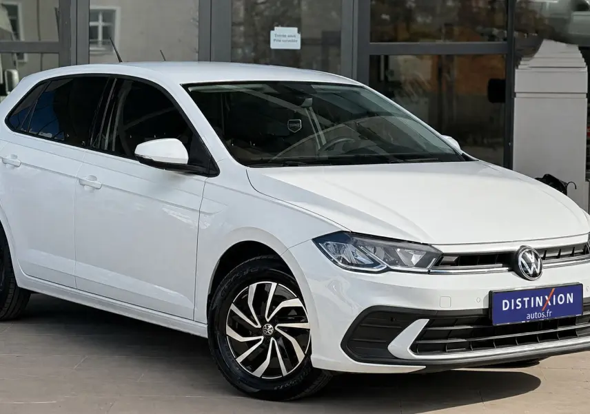 Volkswagen Polo 1.0 TSI 95ch Life blanche vue 3/4 avant avec jantes alliage et calandre chromée.
