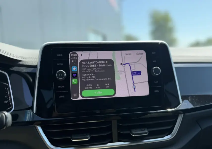 Écran tactile central du Volkswagen T-Roc 2025 affichant une navigation GPS avec interface connectée.
