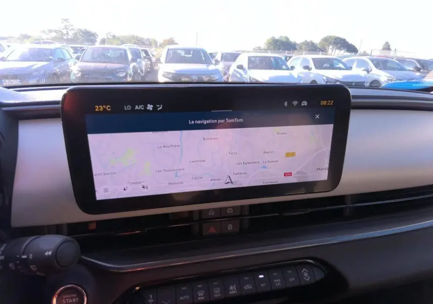 Vue intérieure du tableau de bord du FIAT 600 La Prima 2025, avec écran tactile de navigation et commandes climatisation visibles.