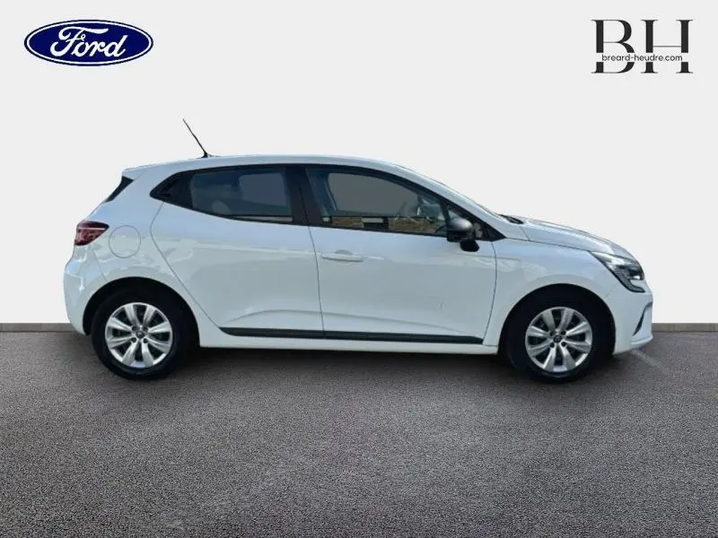 Profil droit d'une Renault Clio blanche 2020 avec enjoliveurs et vitres teintées, sur fond neutre.
