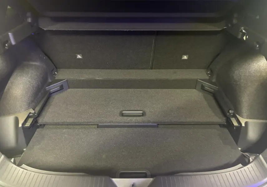 Coffre spacieux vu de l'arrière du Nissan Qashqai 2025 blanc nacré avec toit noir, finition N-Design.