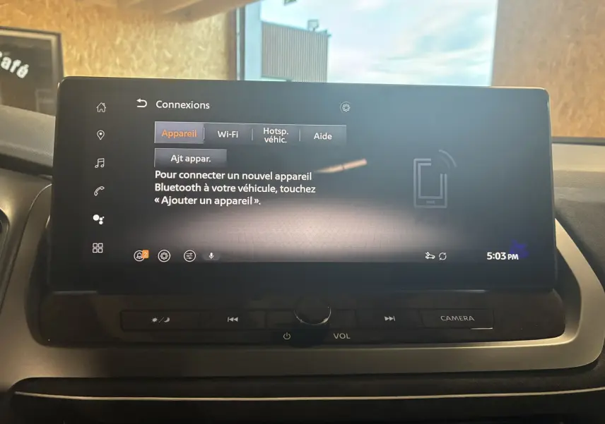 Écran tactile central du Nissan Qashqai 2025 affichant le menu de connexion Bluetooth dans un intérieur noir.