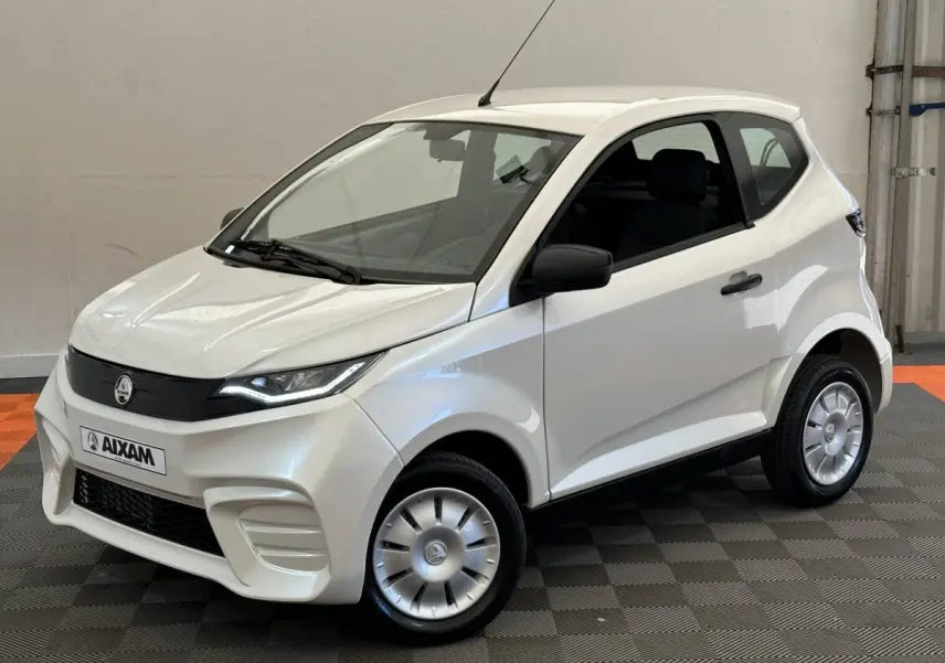 Vue 3/4 avant d'une Aixam Ambition E City Pack blanche électrique avec rétroviseur caméra côté gauche.