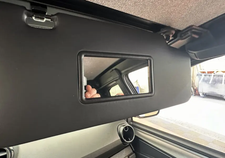 Miroir de courtoisie sur pare-soleil côté conducteur dans l'habitacle d'une Aixam Ambition E City Pack blanche 2025.