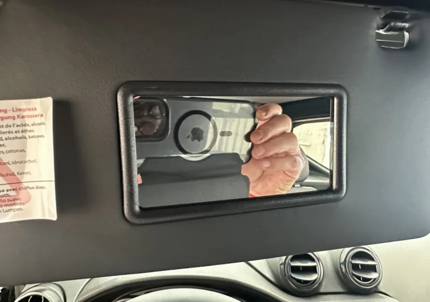 Miroir de courtoisie intégré au pare-soleil côté conducteur de l'AIXAM AMBITION E CITY PACK 2025, intérieur noir.