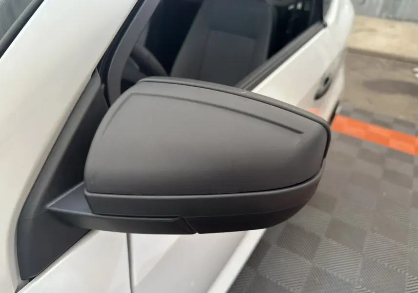 Gros plan sur le rétroviseur extérieur côté gauche noir de l'AIXAM Ambition E City Pack blanc 2025 électrique.