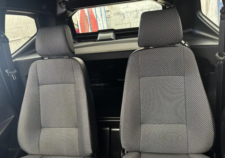 Vue intérieure des sièges avant en tissu gris à motifs de l'AIXAM AMBITION E CITY PACK blanc 2025 électrique