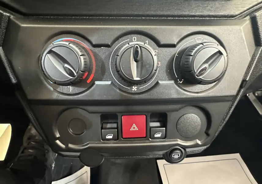 Vue rapprochée des commandes de climatisation et des boutons de l'AIXAM AMBITION E CITY PACK 2025.