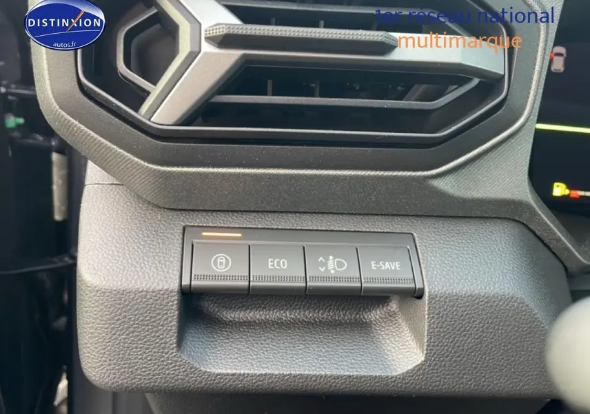 Détail intérieur montrant les boutons de modes de conduite et réglages sous la bouche d’aération du Dacia Bigster gris schiste.