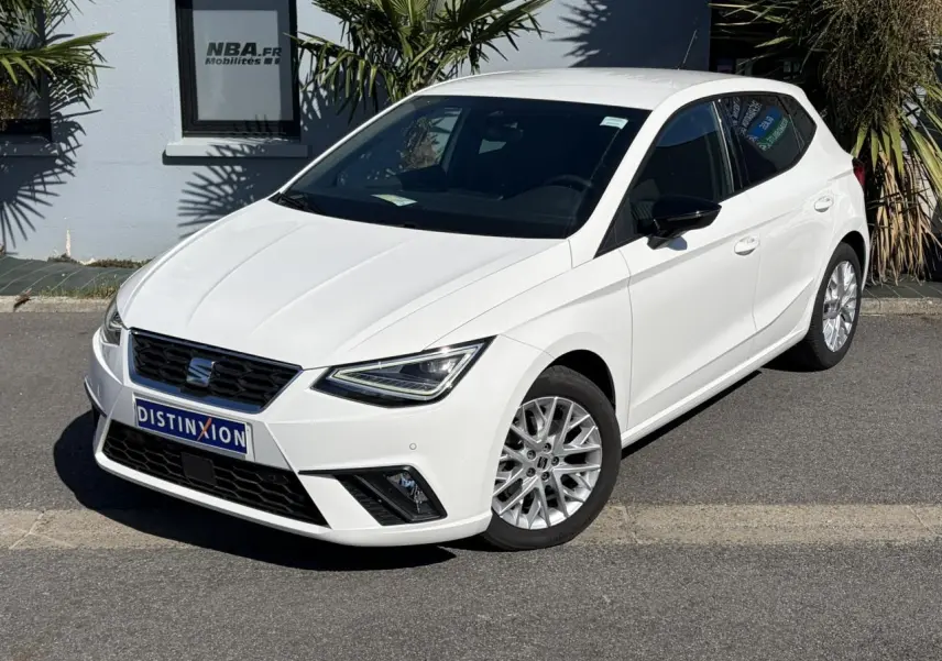 SEAT Ibiza TSI 115 FR blanc Candy vue 3/4 avant droit, jantes alliage et feux LED triangulaires visibles.