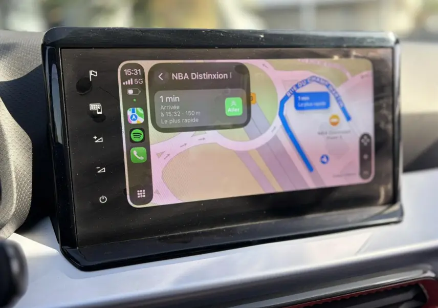 Écran tactile central affichant la navigation avec carte et itinéraire dans une SEAT Ibiza TSI 115 FR blanche.