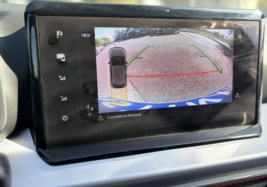 Écran tactile intérieur montrant la caméra de recul et l'aide au stationnement de la SEAT Ibiza TSI 115 FR 2025.