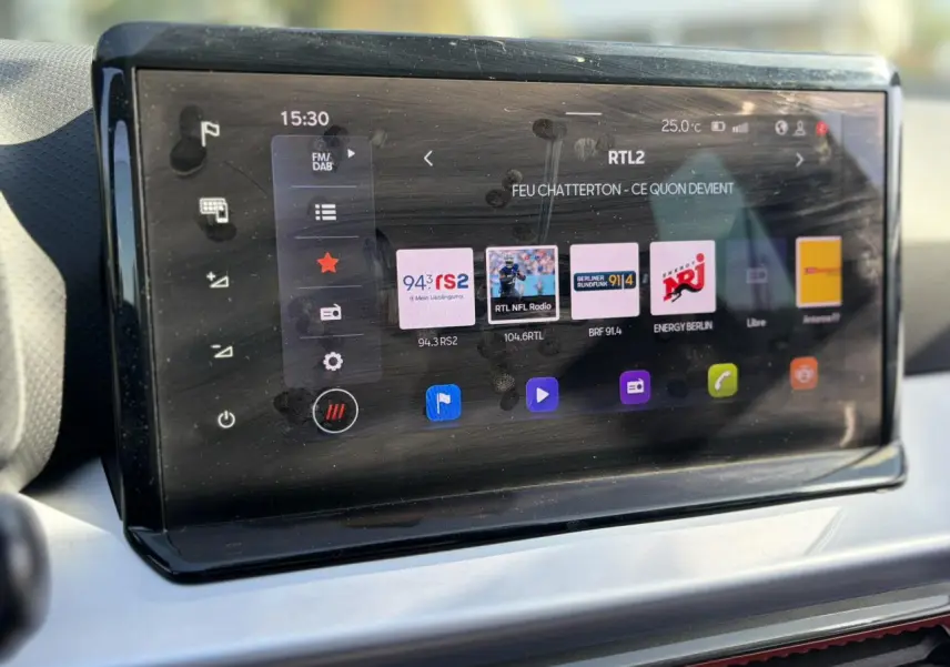 Écran tactile central du tableau de bord de la SEAT Ibiza TSI 115 FR 2025, affichant la radio numérique.