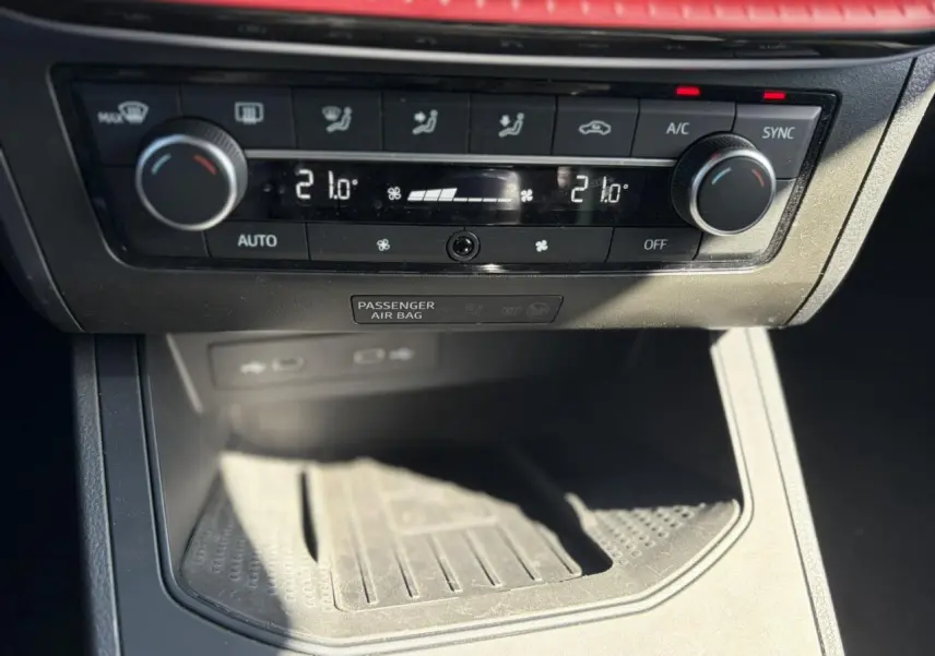 Gros plan sur la console centrale de la SEAT IBIZA TSI 115 FR 2025, montrant la climatisation automatique bi-zone et les commandes.