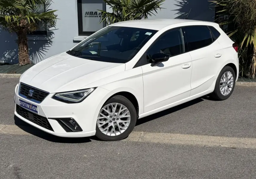 SEAT Ibiza TSI 115 FR blanc Candy vue 3/4 avant droit avec jantes alliage et vitres arrière surteintées.