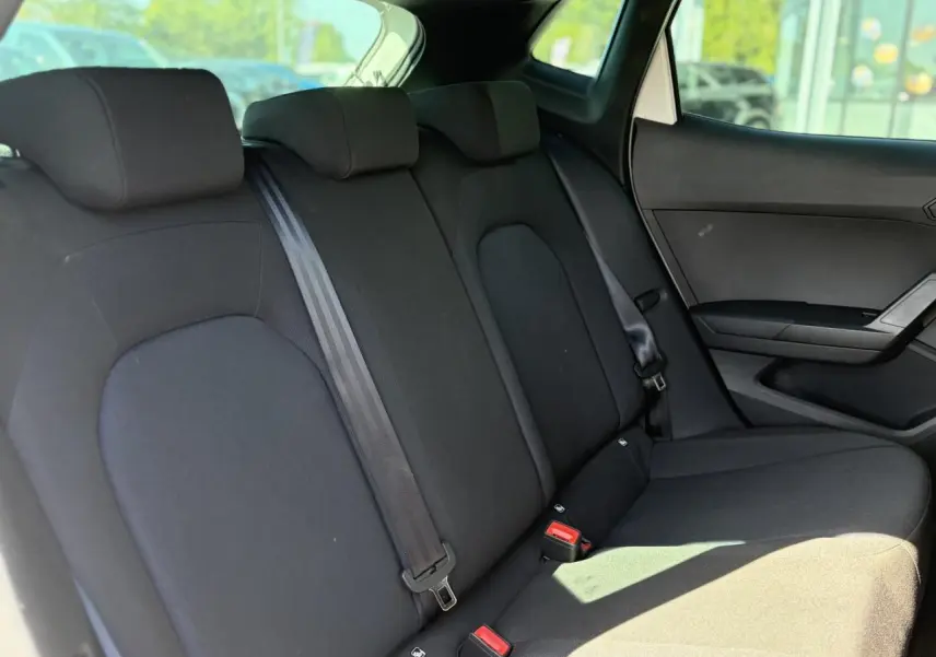 Vue intérieure côté droit de la banquette arrière noire de la SEAT Ibiza TSI 115 FR 2025, avec ceintures et appuie-têtes.