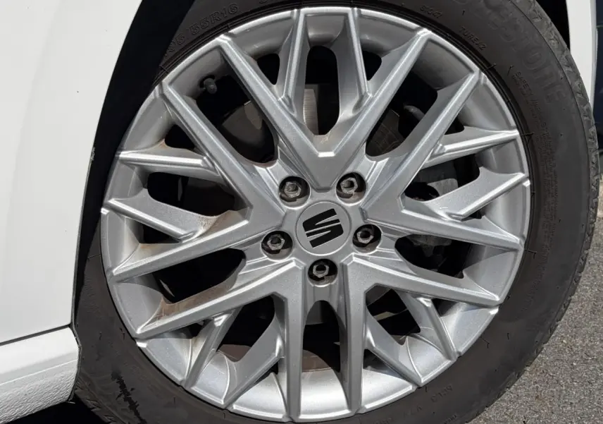 Gros plan sur la jante alliage 16'' argentée d'une SEAT Ibiza blanche Candy, côté gauche avant.