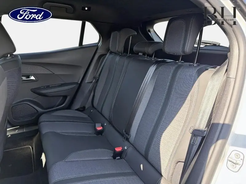 Vue intérieure côté droit montrant la banquette arrière en tissu tri-matières du Peugeot 2008 blanc nacré 2022.