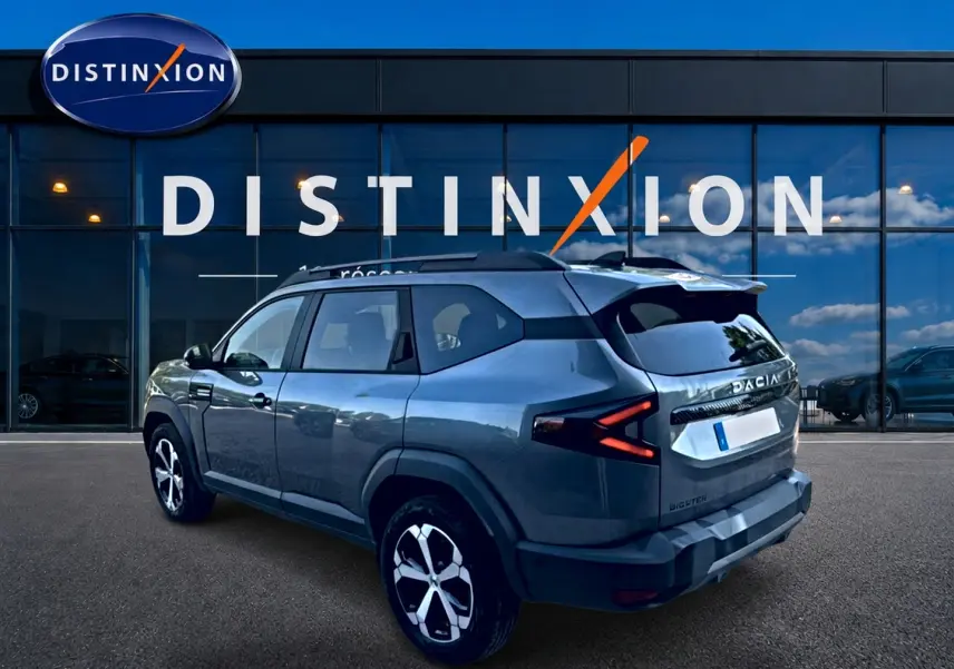 Vue 3/4 arrière droite du Dacia Bigster gris schiste avec feux arrière LED et jantes alliage distinctives.