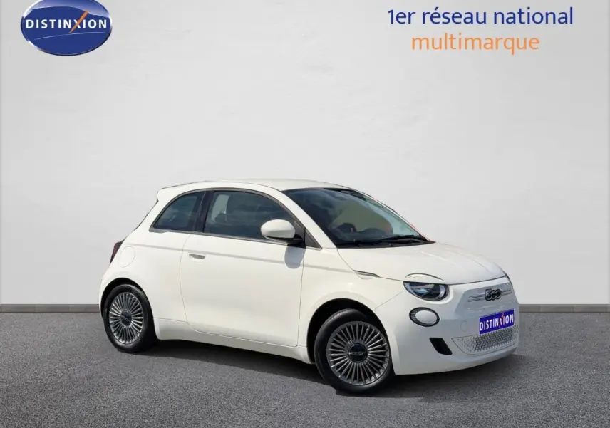 Fiat 500 e 118ch blanc vue 3/4 avant droit, avec jantes spécifiques et boucliers couleur carrosserie.