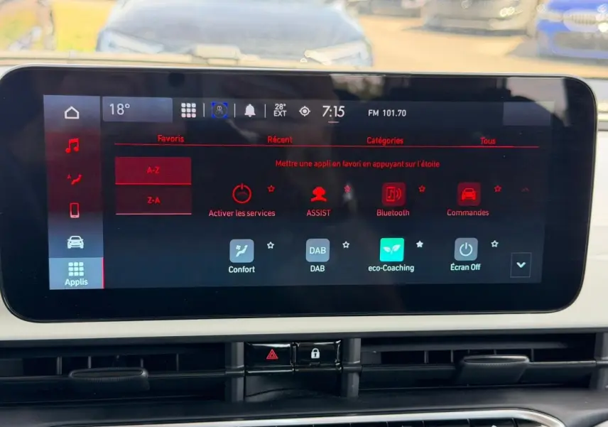 Écran tactile central de la Fiat 500 e blanc, affichant le menu des applications et commandes connectées.