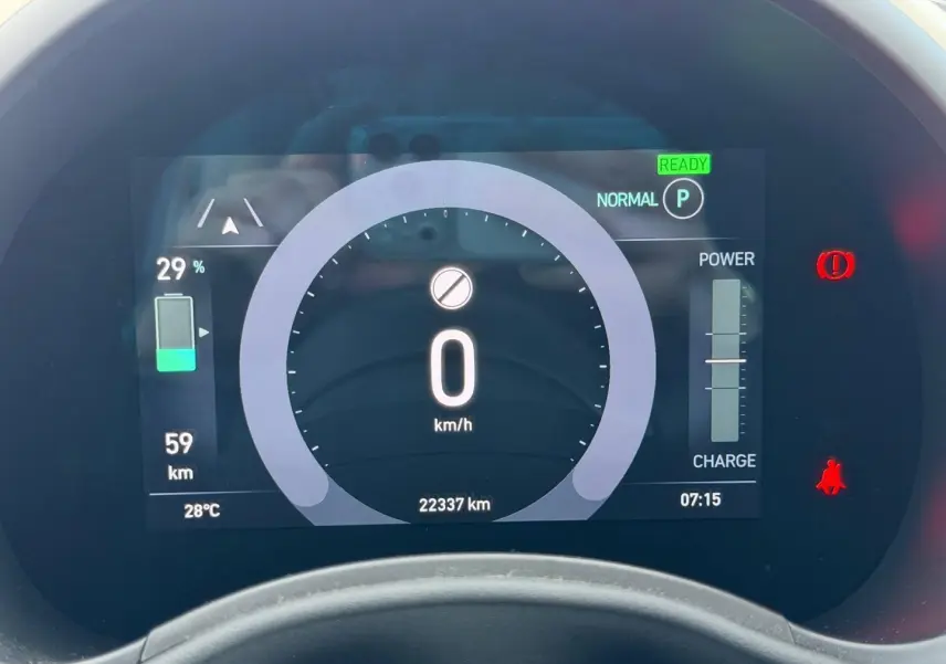 Affichage numérique du tableau de bord de la Fiat 500 électrique, montrant la vitesse à 0 km/h et la batterie à 29%