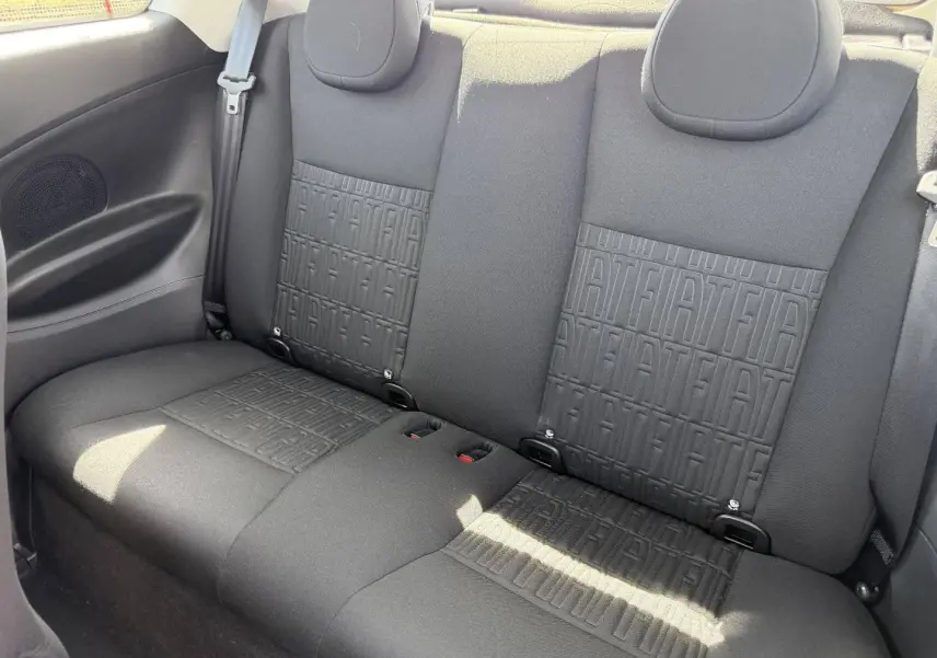 Vue intérieure de la banquette arrière noire avec motif monogramme Fiat du Fiat 500 e 118ch MY23.
