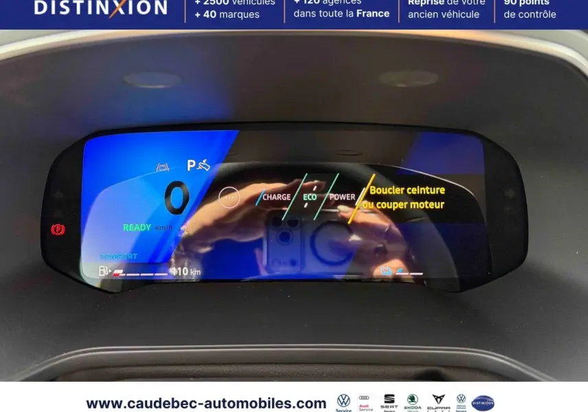 Tableau de bord numérique de la Renault Symbioz 2026 affichant la vitesse à 0 km/h et indicateurs hybrides en bleu et noir.