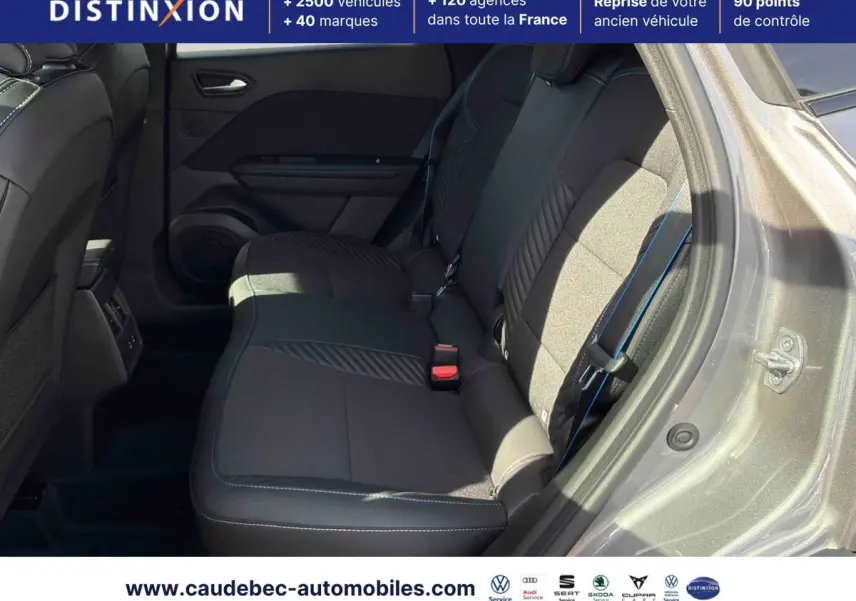 Vue intérieure côté droit sur la banquette arrière noire avec surpiqûres bleues d'une Renault Symbioz grise 2026.
