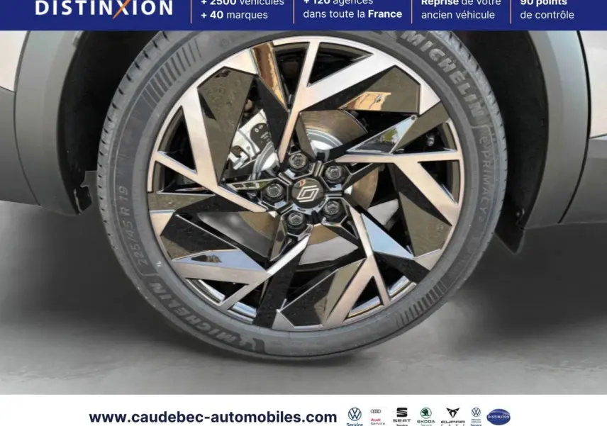 Gros plan sur la jante alliage diamantée 19'' Alpine Elixir du Renault Symbioz gris, avec pneu Michelin visible.
