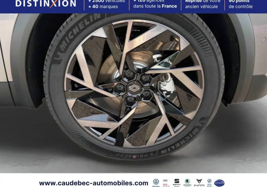 Gros plan sur la jante alliage diamantée 19'' Alpine Elixir du Renault Symbioz gris, avec pneu Michelin visible.
