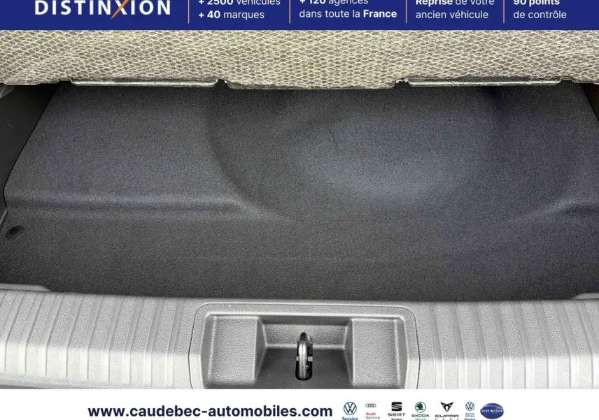 Coffre ouvert d’une Renault Symbioz gris, vue plongeante sur le compartiment de rangement avec tapis noir.