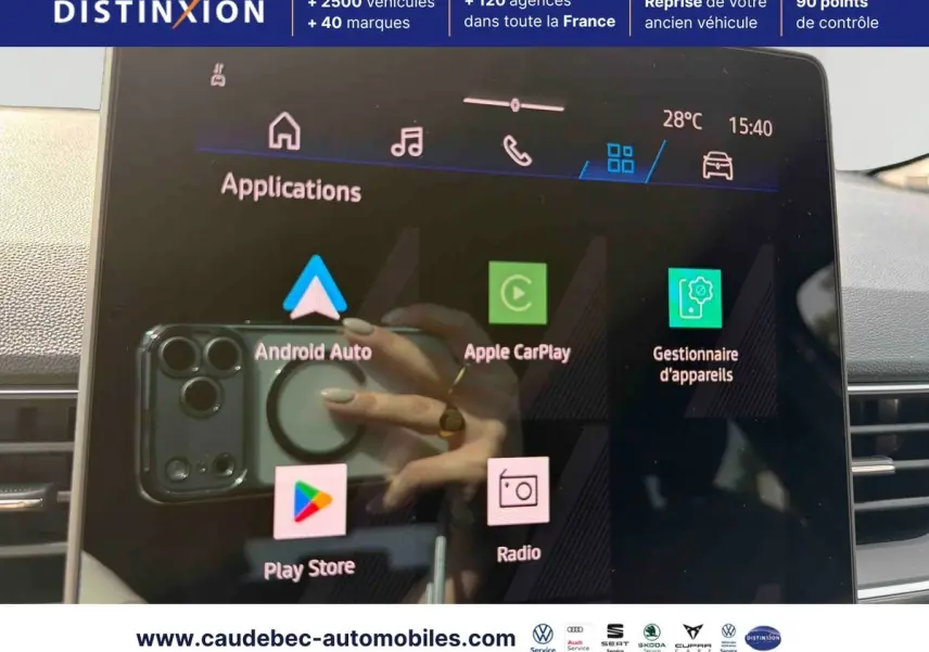 Écran tactile multimédia du Renault Symbioz gris, affichant les applications Android Auto et Apple CarPlay.