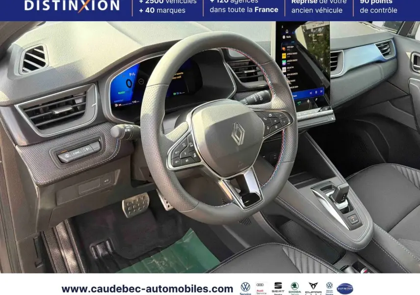 Intérieur de la Renault Symbioz gris, vue du poste de conduite avec volant multifonction et écran tactile vertical.