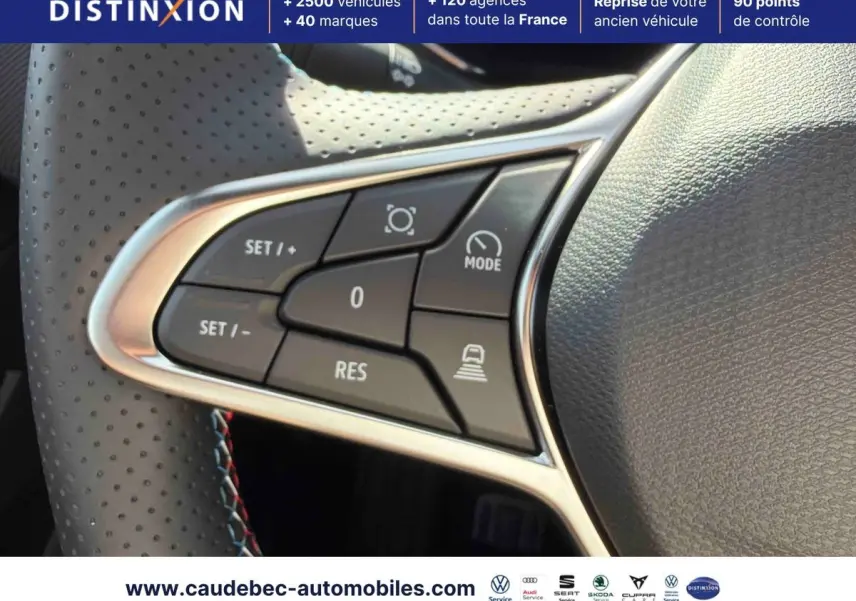 Gros plan sur les commandes multifonctions du volant perforé noir du Renault Symbioz gris, avec contour chromé.