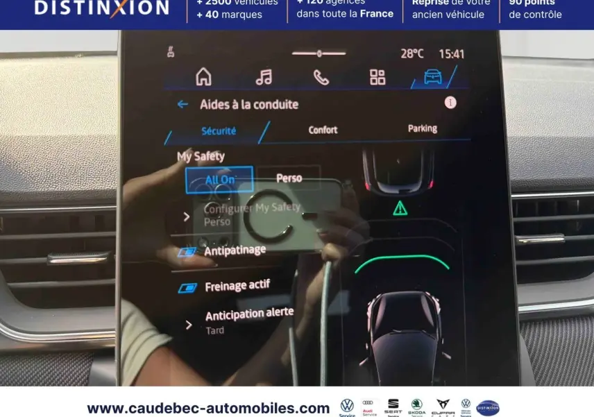 Écran tactile central affichant les aides à la conduite du Renault Symbioz gris, intérieur moderne avec détails carbone.
